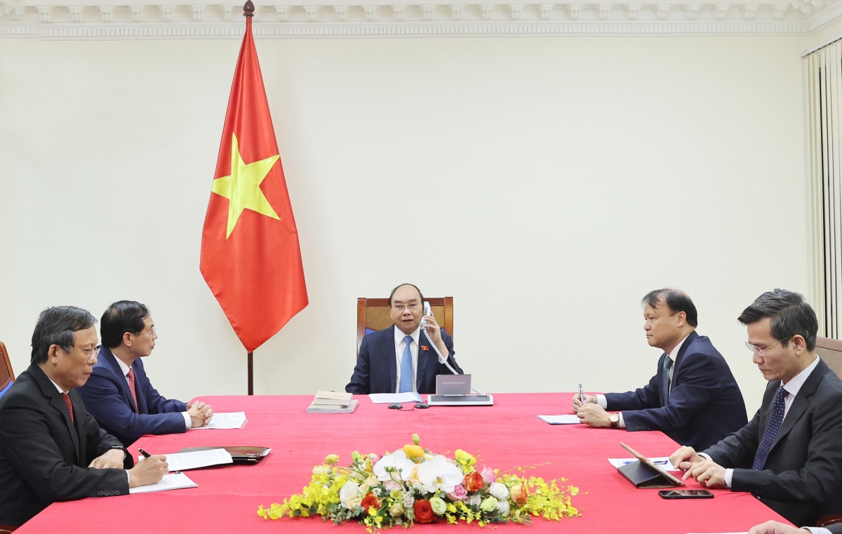 Prime Minister Nguyen Xuan Phuc holds phone talks with Chilean President Sebastian (Photo: VGP)