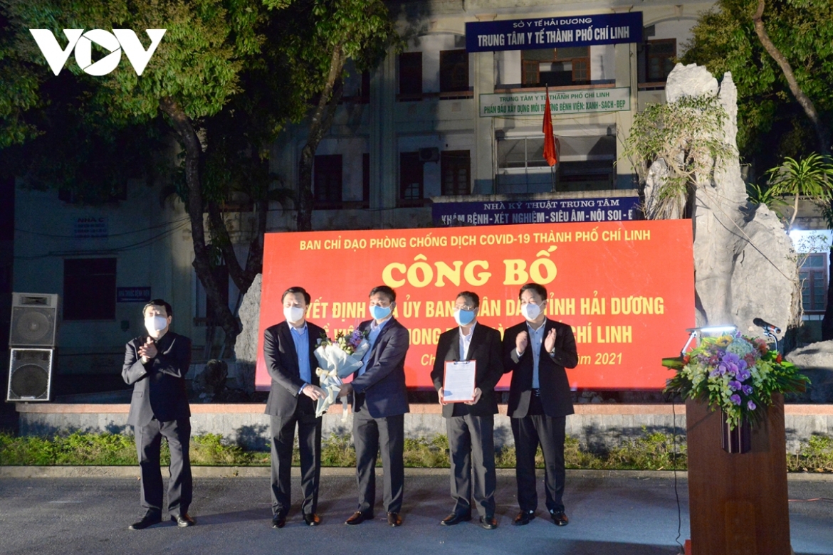 The Secretary of the Party Committee and Chairman of the People's Committee of Hai Duong province awards a decision to lift the lockdown on Chi Linh City.