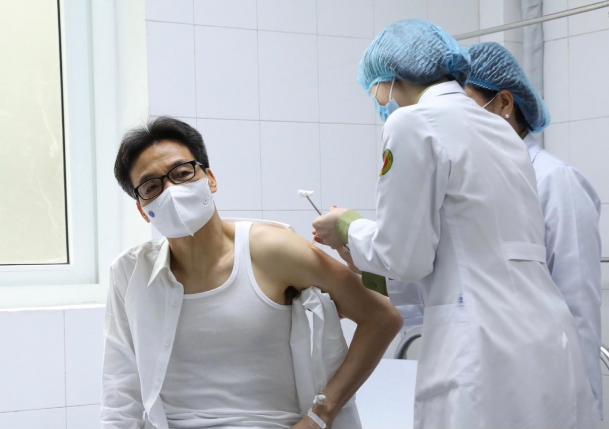 Deputy Prime Minister Vu Duc Dam receives a second shot of the locally-produced Nano Covax COVID-19 vaccine (Photo: Thai Ha/Tien Phong)