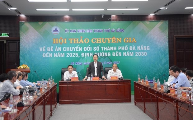 Secretary of the Da Nang Party Committee Nguyen Van Quang (standing) speaks at the workshop on March 22