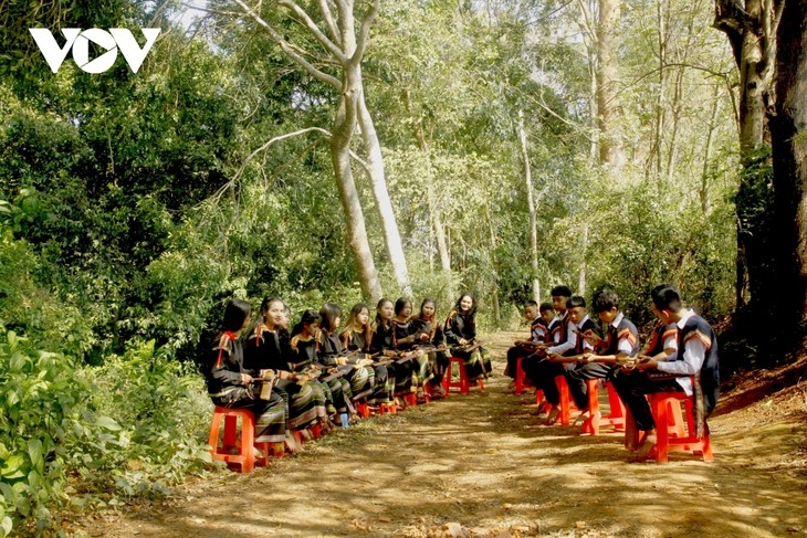 Both teams sit opposite each other and jointly perform a piece of gong on offering wine. 