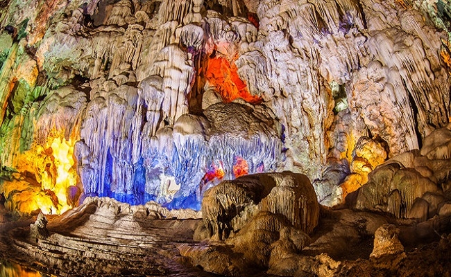 Sung Sot Cave is spread over a massive site of 10,000 square metres. Tourists can easily get lost in a magic world featuring thousands of stalactites and stalagmites.