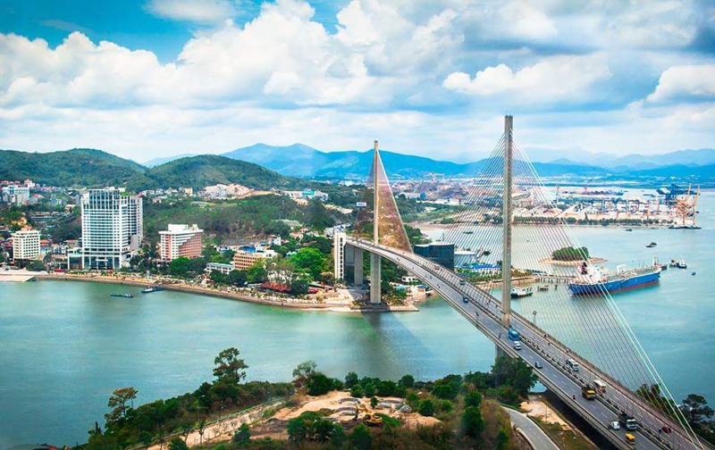 Bai Chay bridge is a leading check-in spot for many tourists, especially at night as it is equipped with an LED system, leaving a beautiful image.