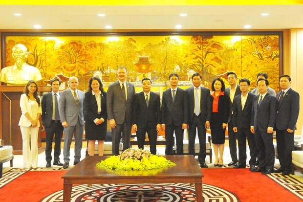 Vice Secretary of the Party Committee of Hanoi and Chairman of the municipal People’s Committee Chu Ngoc Anh (6th, left) and US Ambassador to Vietnam Daniel Kritenbrink (5th, left) at the reception (Photo:hanoimoi.com.vn)