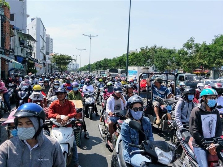 People in Ho Chi Minh City suffer as hot weather intensifies (Photo: Lao Dong)