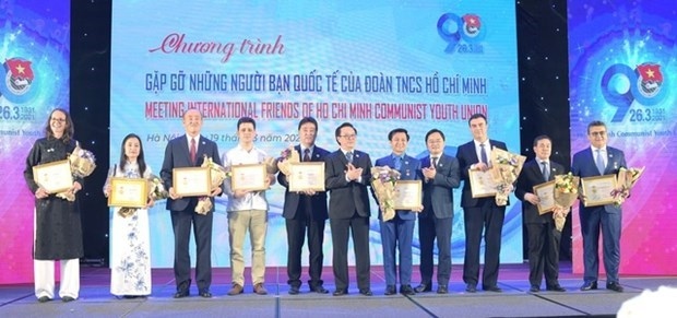 The Ho Chi Minh Communist Youth Union (HCYU) Central Committee presents “For the young generation” insignias to 15 foreigners who have made outstanding contributions to the development of Vietnamese youths and children and boosting cooperation with their foreign peers. (Photo: tuoitre.vn)