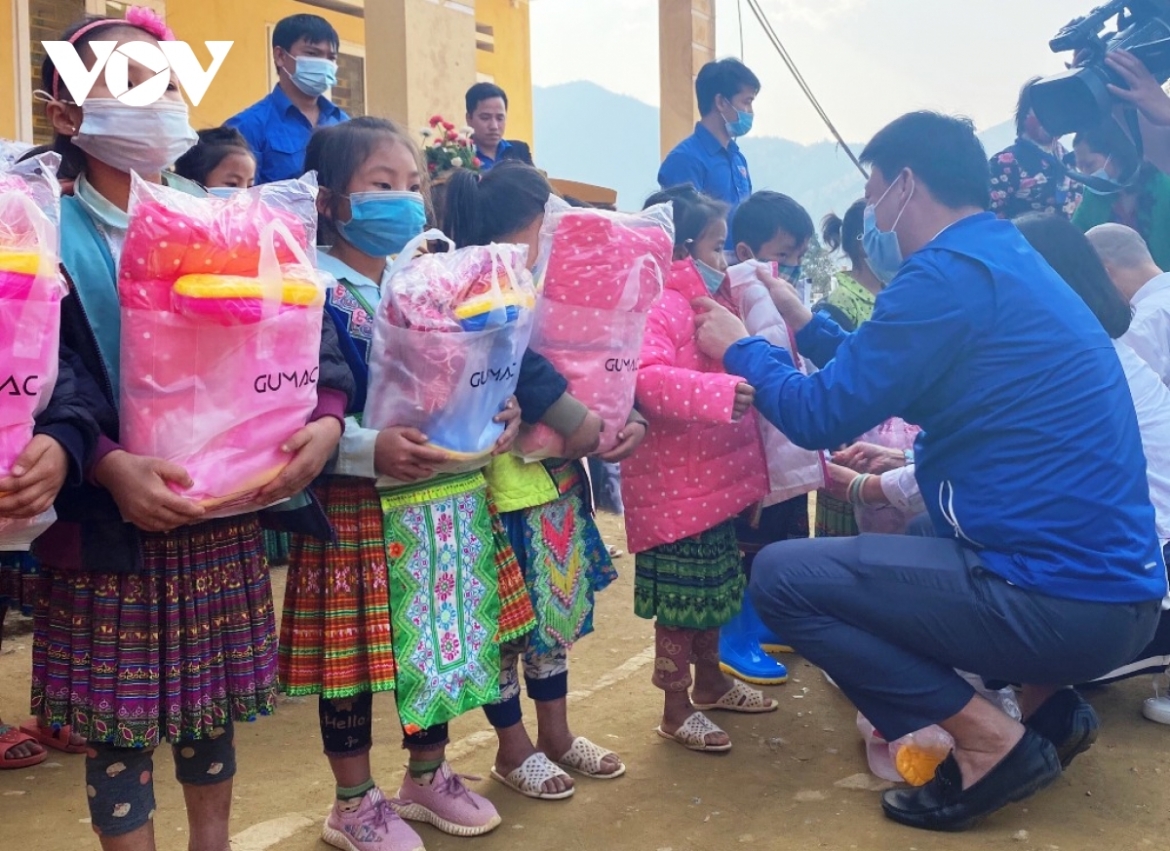 The Youth Union members of Yen Bai also present warm clothes and other items as gifts to poor children to encourage them to attend school.