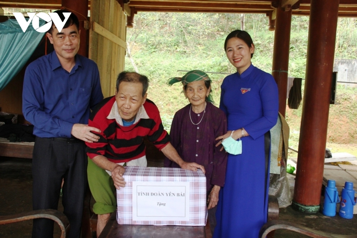 Young people offer gifts to poor residents.