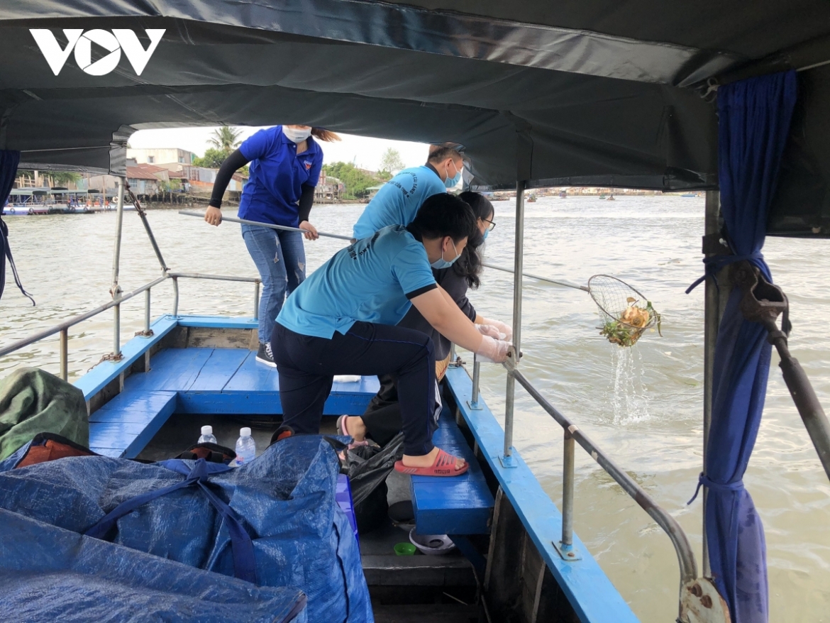 The Youth Union of Can Tho launches green Sundays, during which young people come together to clean local streets. Pictured are young people in Cai Rang district as they collect rubbish in a floating market.