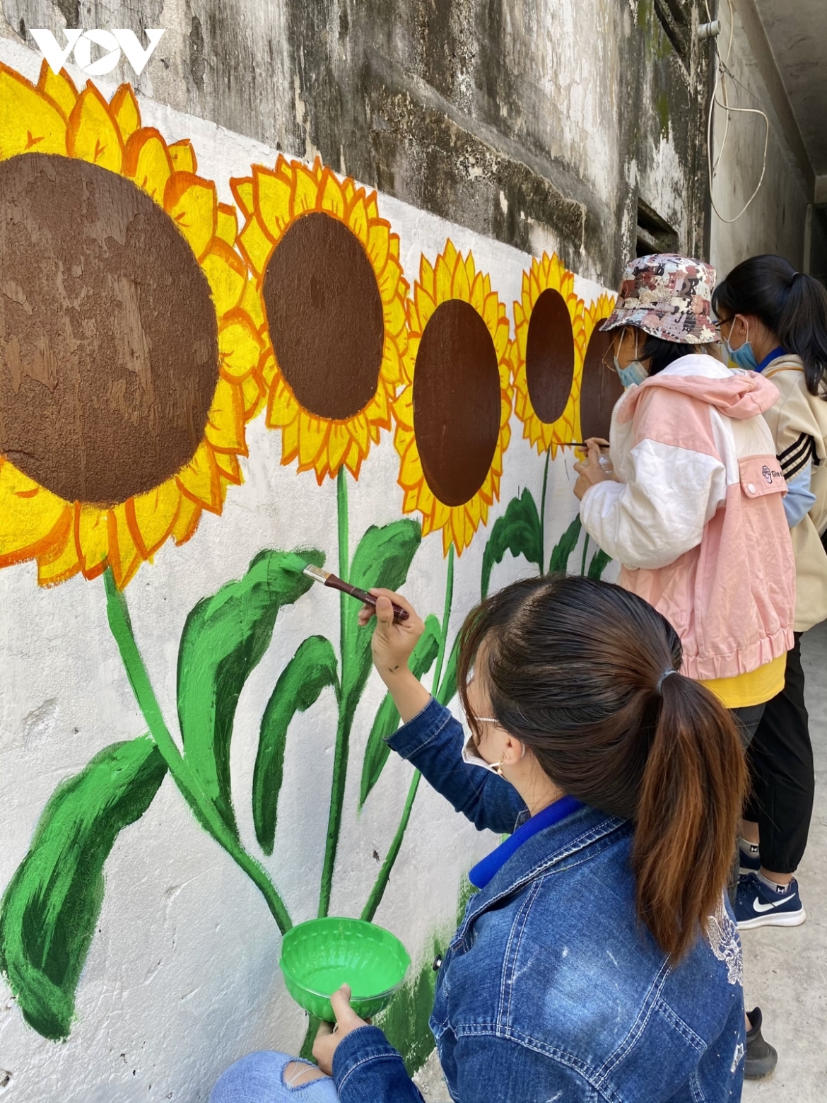 The Youth Union of Can Tho draws several mural paintings as part of efforts to make local landscape more attractive and beautiful.