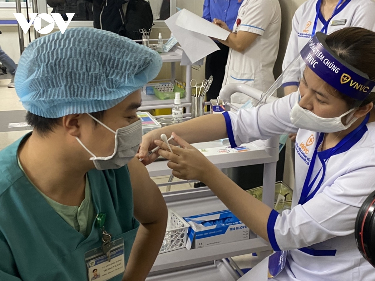 This marks the first time that the authorities of Hanoi conduct the COVID-19 vaccination process. The Health Ministry will provide a total of 8,000 doses of COVID-19 vaccines for the capital during the first stage between March 9 and March 18.