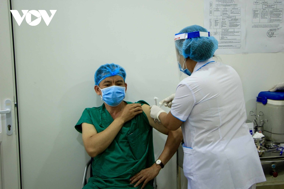 12 medical workers at Gia Lai field hospital are injected with the COVID-19 vaccine on the morning of March 9.