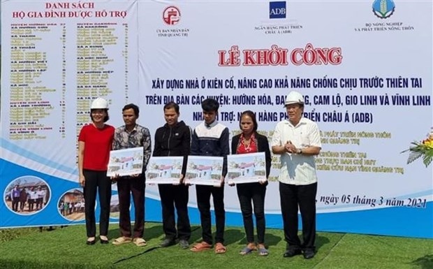 The houses are for poor and near-poor households and those from ethnic minority groups in Dak Rong, Huong Hoa, Cam Lo, Gio Linh, and Vinh Linh districts (Photo: VNA)