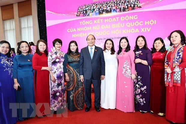 Prime Minister Nguyen Xuan Phuc and delegates pose for a group photo. (Photo: VNA)