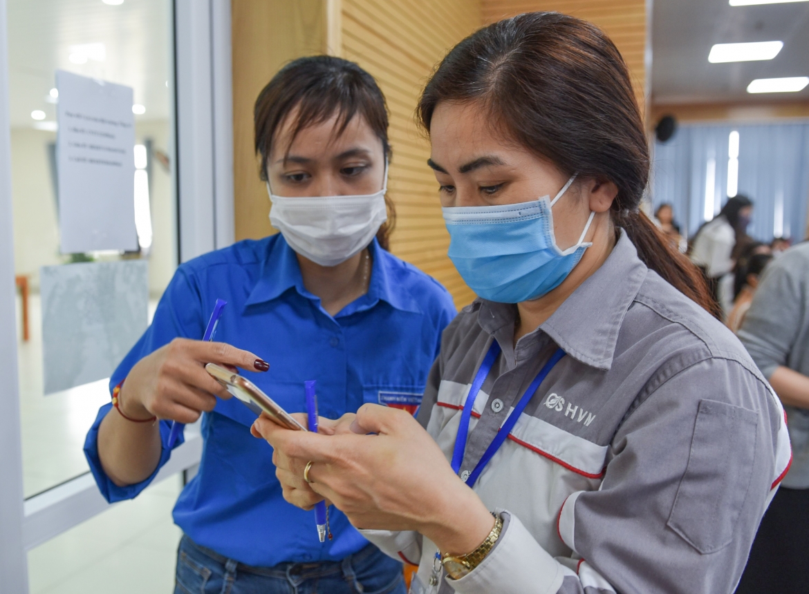 The Hanoi Social Security’s Youth Union supports insurance card holders to install VssID-Digital Social Insurance, a mobile application created by the Vietnam Social Security (VSS). By using VssID, employees are able to look up their insurance information independently or they can chat with insurance consultants.