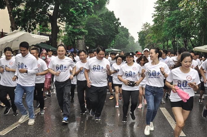 The Youth Union of Hanoi’s Department of Industry and Trade join with the Hanoi Power Corporation (EVNHANOI) to design a marathon around Ho Guom (Returned Sword Lake). The running race is to respond to Earth Hour 2021 and mark the 90th founding anniversary of the Ho Chi Minh Communist Youth Union.