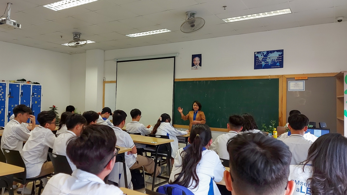 The Youth Union of Hanoi’s Department of Justice hold talks aimed at presenting the Law on Children scheme to local students, with the primary goal of helping them to know how to protect themselves within modern society.