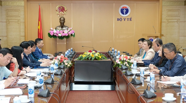 Minister of Health Nguyen Thanh Long holds working sessions with three diplomats in Hanoi between March 31 and April 1.