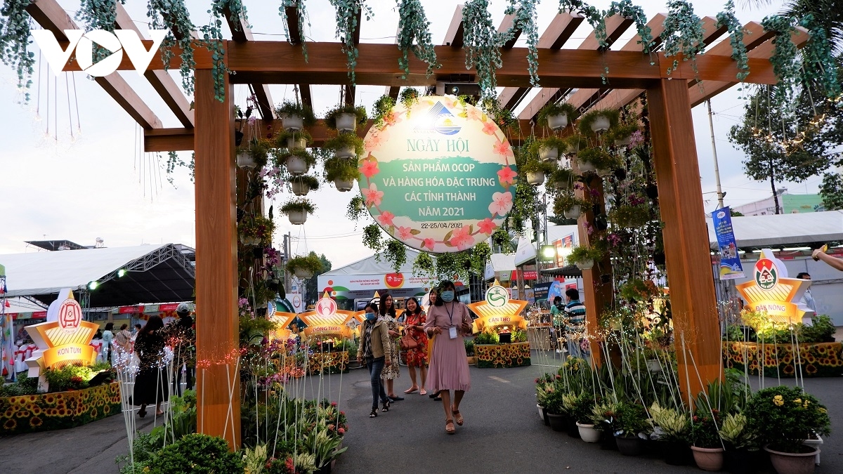 The fair features approximately 150 booths from enterprises based in 24 provinces nationwide.