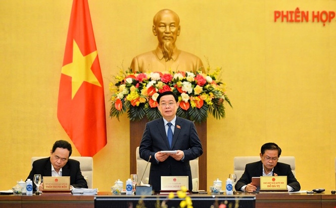 NA Chairman Vuong Dinh Hue addresses the NA Standing Committee session