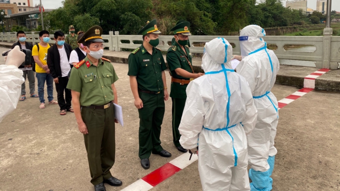 Chinese citizens illegally entering Vietnam are handed over to the authorities of Dongxing city, Guangxi province of China.