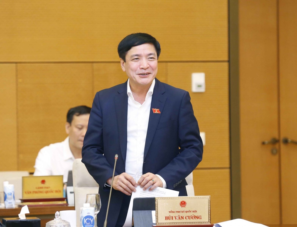 Bui Van Cuong, General Secretary and Chairman of the NA Office, announces the tentative agenda of the first session of the 15th legislature. (Photo: VNA)