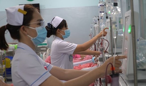 Nurses conduct steps for hemodialysis in Cho Ray Hospital (Photo: thanhnien.vn)