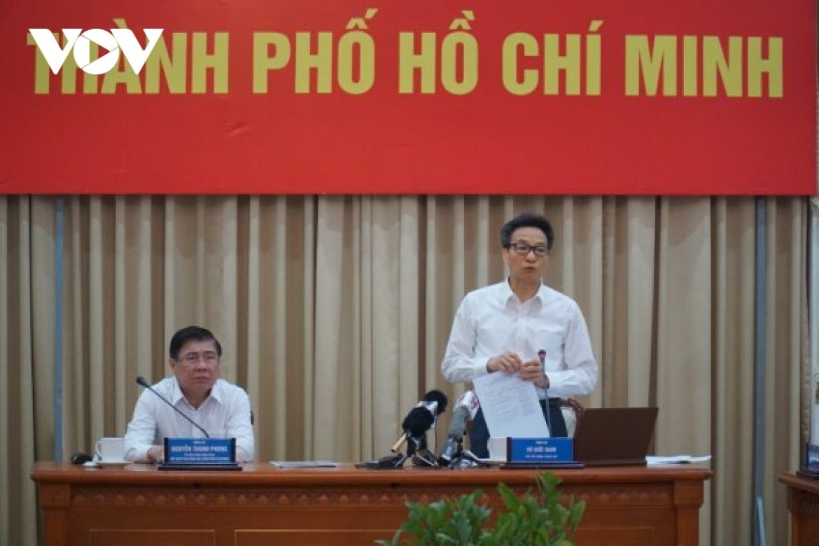 Deputy Prime Minister Vu Duc Dam (R) speaks at the event.