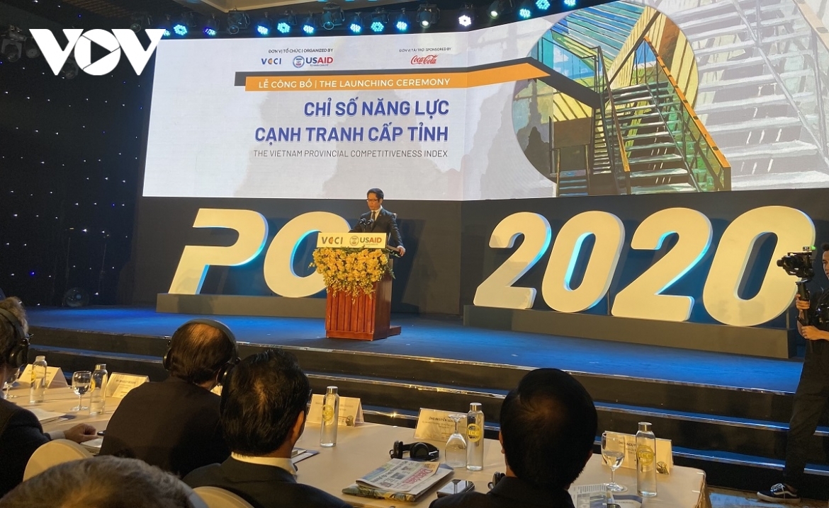 Vu Tien Loc, chairman of the VCCI addresses the event