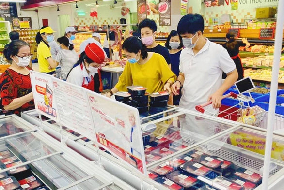 Consumers shop at a VinMart supermarket in Vietnam. Photo: T.N. / Tuoi Tre