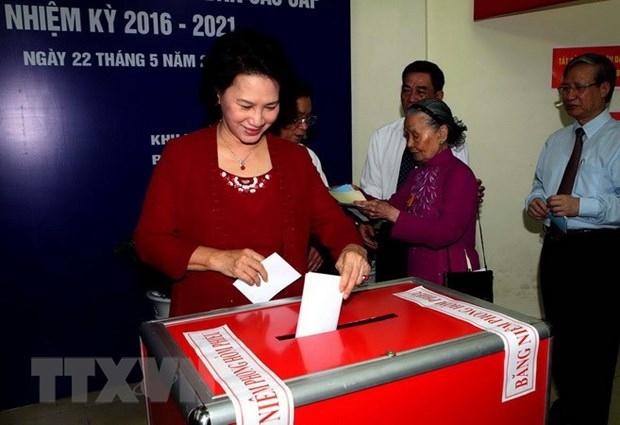 Then NA Chairwoman Nguyen Thi Kim Ngan, who is also Chairwoman of the National Election Council, casts ballot to elect deputies to the 14th legislature and all-level People's Councils for 2016-2021 at a constituency in Vinh Phuc ward, Ba Dinh district, Hanoi.