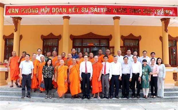 Politburo member and Permanent Vice Chairman of the National Assembly Tran Thanh Man (5th from left) in a group photo taken during his visit