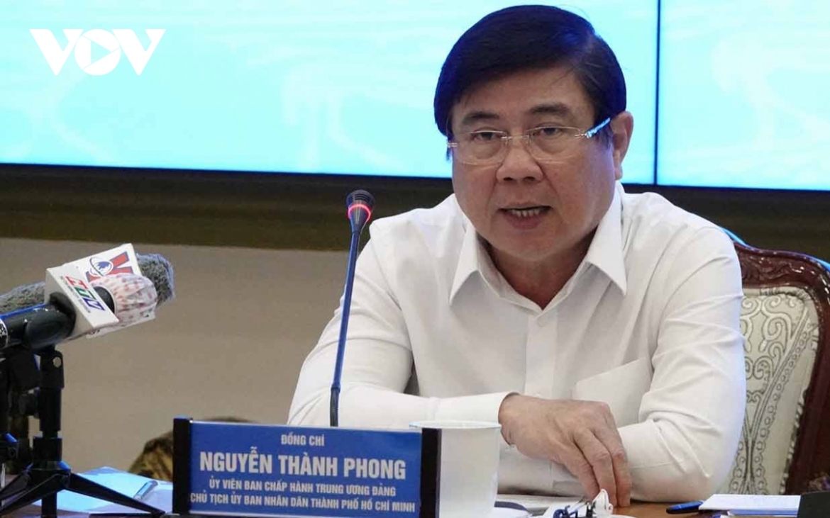 Nguyen Thanh Phong, Chairman of the Ho Chi Minh City People's Committee speaks at the meeting