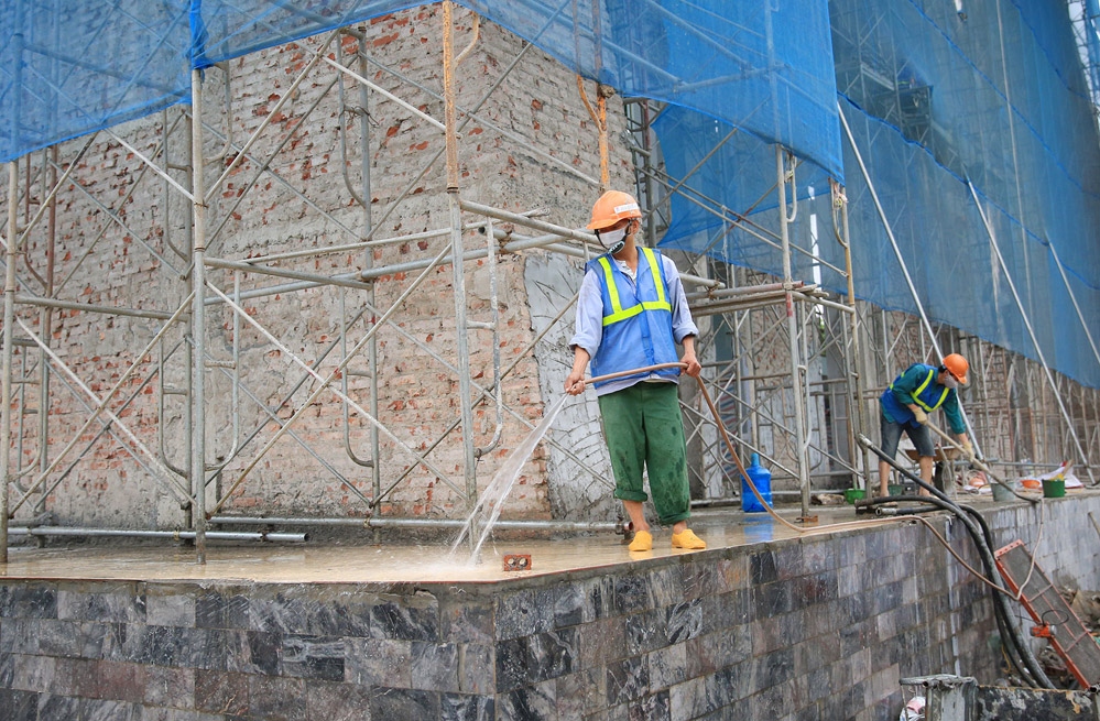 A worker thoroughly cleans the swimming pools at the Hanoi Sports Training and Competition Centre.