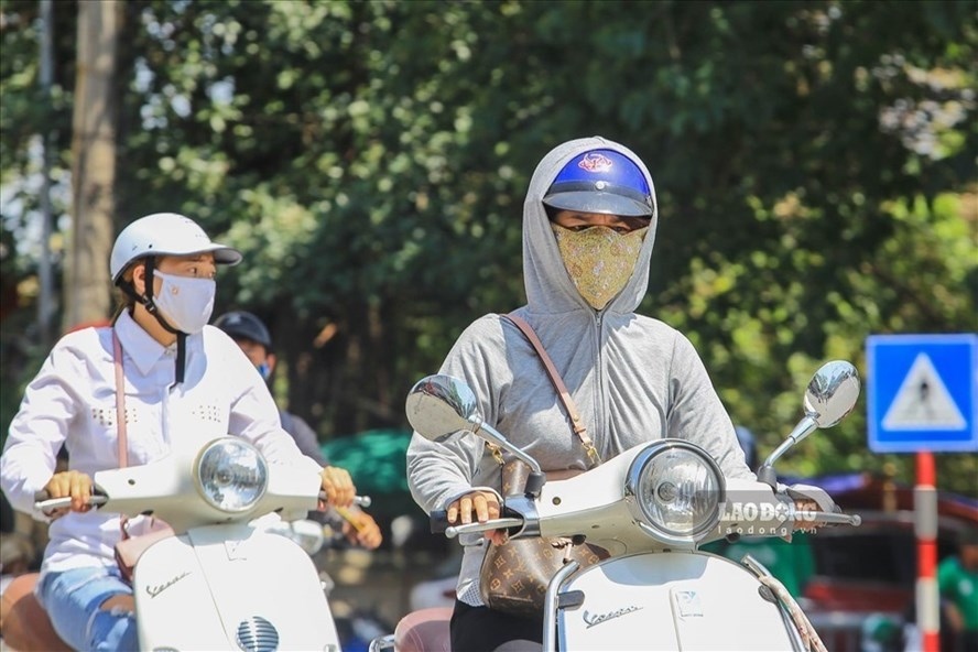 People in northern and central regions are suffering a strong heat wave with temperatures ranging from 35 to 38 degrees Celsius.  (Photo: Lao Dong)
