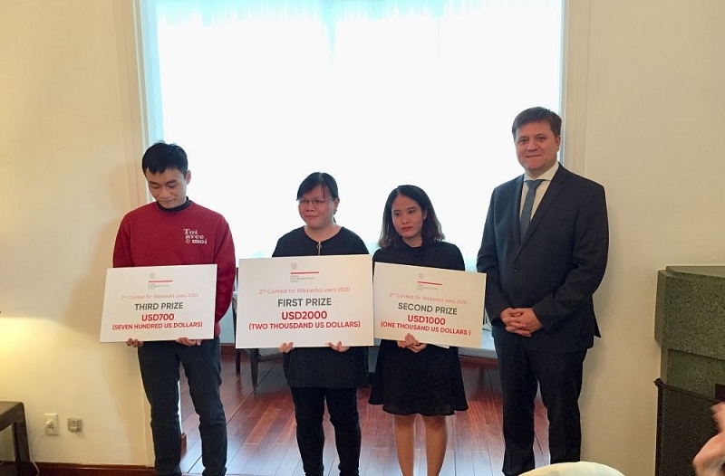 The Polish Embassy in Vietnam grants awards to the winners of the Wikipedia 2020 contest.