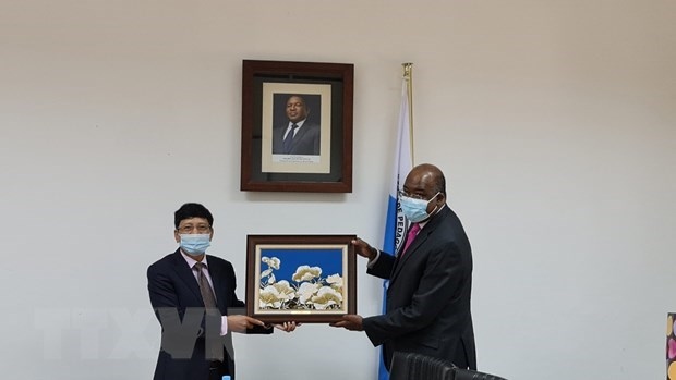 Vietnamese Ambassador to Mozambique Le Huy Hoang (L) presents a gift to UP-Maputo Rector Jorge Ferrão