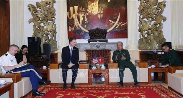 Deputy Minister of National Defence Sen. Lieut. Gen. Nguyen Chi Vinh (R) receives outgoing US Ambassador to Vietnam Daniel J. Kritenbrink (Photo: VNA)