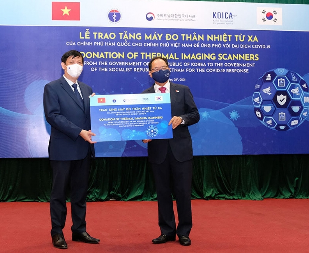 Minister of Health Nguyen Thanh Long (L) receives the RoK’s donation represented by the Korean Ambassador to Vietnam Park Noh-wan (R) to help with the COVID-19 fight.