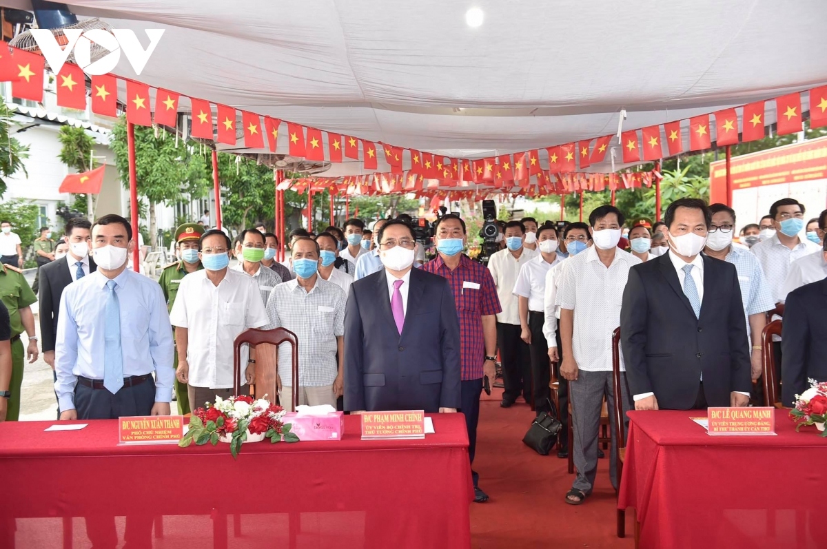 Prime Minister Nguyen Minh Chinh and local voters at a flag salute ceremony at the constituency of Ninh Kieu district, Can Tho City.