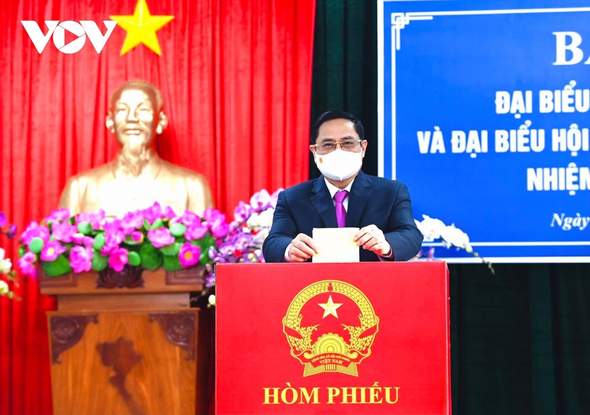 Prime Minister Pham Minh Chinh casts his vote at the polling station in Ninh Kieu district, Can Tho city