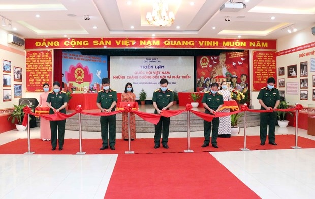 Delegates cut the ribbons to open the exhibition (Photo: VNA)