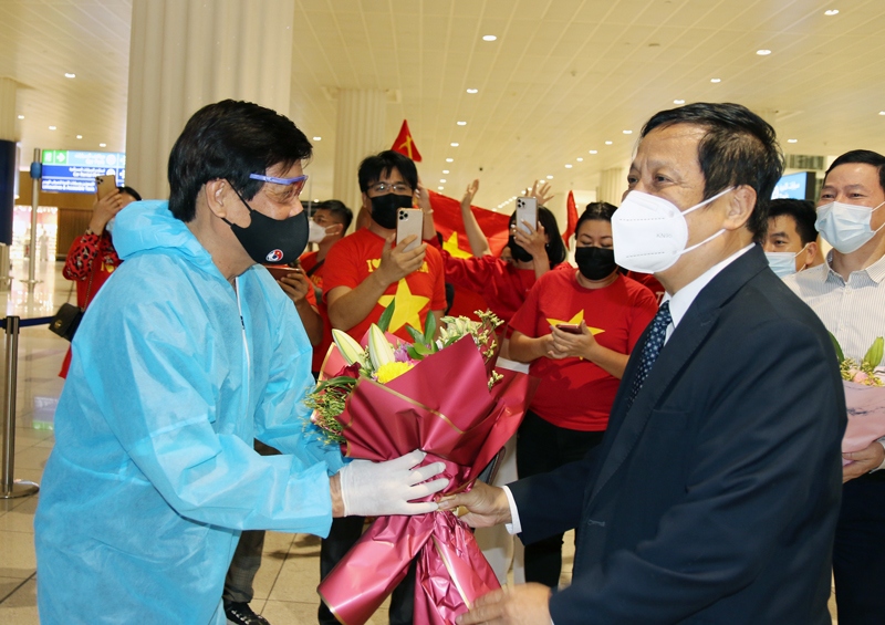 Vietnamese Ambassador to the UAE Nguyen Manh Tuan (R) presents a bouquet of flowers to the squad led by Nguyen Sy Hien (L), wishing them luck for their preparations in the UAE ahead of the crucial World Cup qualifiers.