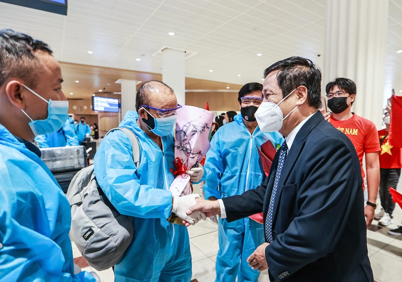 Ambassador Tuan (R) hands over a bouquet of flowers to head coach Park Hang-seo (L), expressing a wish for the team to record the best possible results in the qualifiers for the global tournament.
