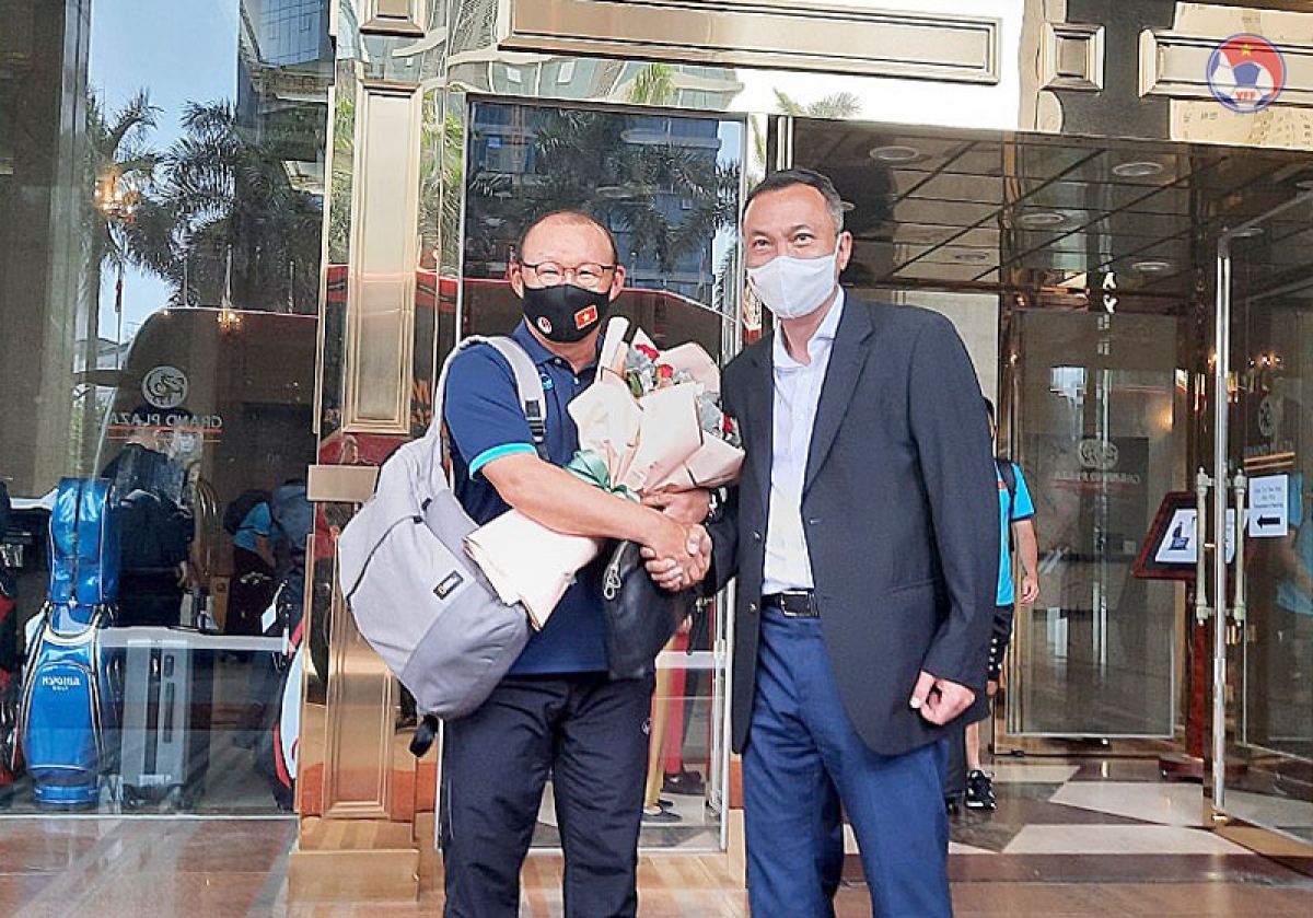 Earlier, Tran Quoc Tuan, permanent vice chairman of the Vietnam Football Federation (VFF), says farewell to the team led by head coach Park Hang-seo at Noi Bai International Airport.