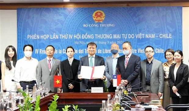 Deputy Minister of Industry and Trade Do Thang Hai (centre) poses for a group photo with participants of the meeting in Hanoi.