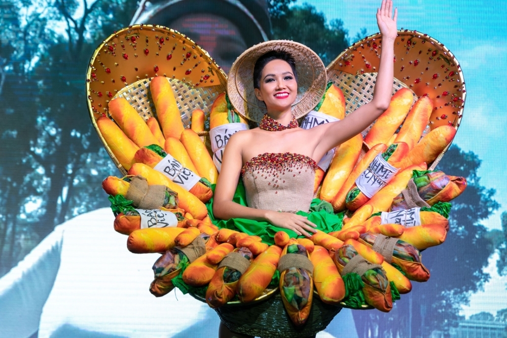 Vietnamese bread, known locally as Banh Mi, worn by H’Hen Nie at Miss Universe 2018 is named among the ten most unexpected national costumes in the pageant’s history.