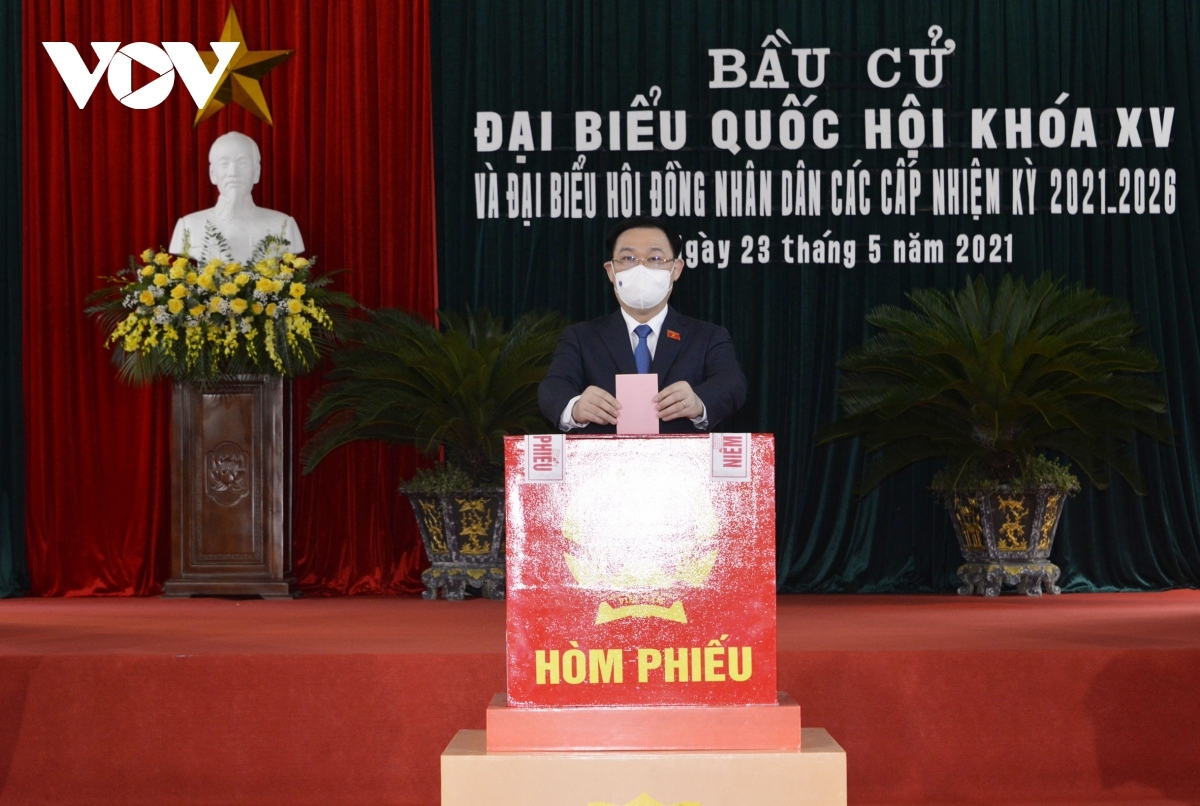 National Assembly Chairman Vuong Dinh Hue casts his ballot