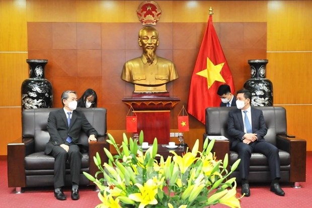 Minister of Industry and Trade Nguyen Hong Dien (R) and Chinese Ambassador to Vietnam Xiong Bo