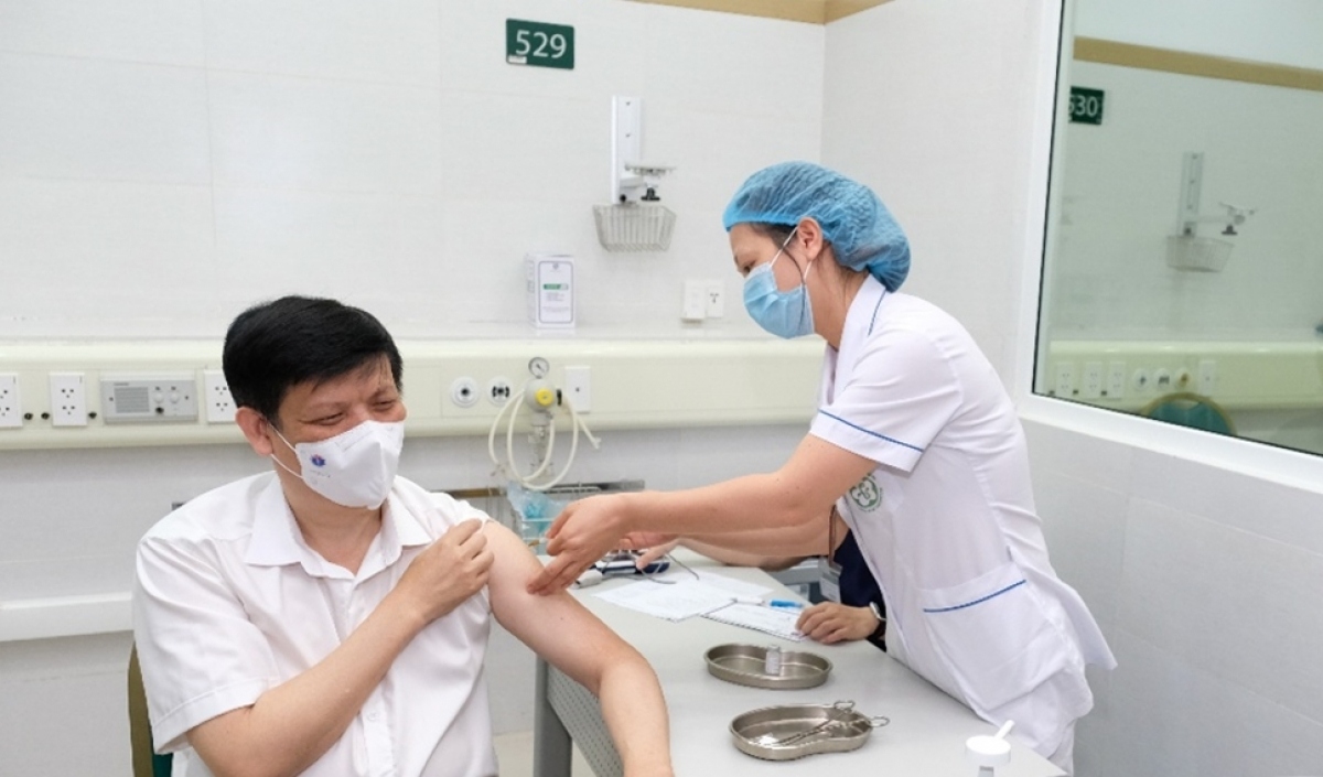 Health Minister Nguyen Thanh Long gets AstraZeneca coronavirus vaccine shot on May 6